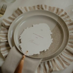 Gestreept onderbord in beige en wit Bruiloft tafeldecoratie met gestreept onderbord en menukaart