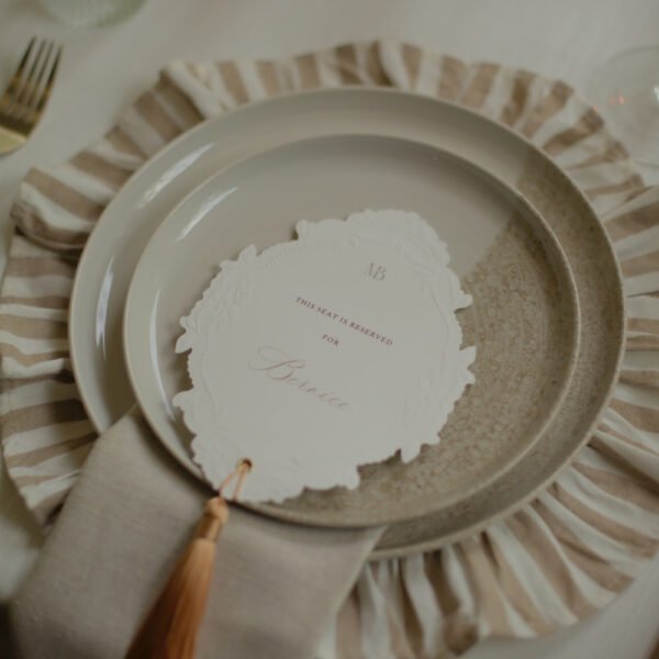 Gestreept onderbord in beige en wit Bruiloft tafeldecoratie met gestreept onderbord en menukaart