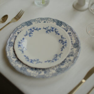 Ontbijt- en lunchbord met bijpassend dinerbord Ontbijt- en lunchbord met blauwe bloemen op een bijpassend groter bord