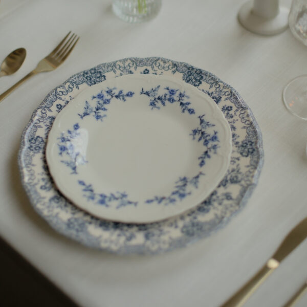Ontbijt- en lunchbord met bijpassend dinerbord Ontbijt- en lunchbord met blauwe bloemen op een bijpassend groter bord
