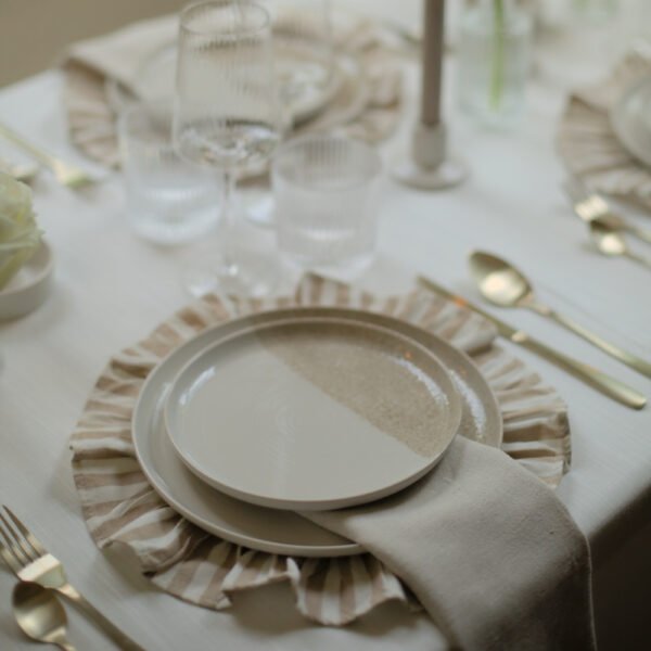 21 diner decoratie huren Gedekte tafel met gestreepte onderborden en gouden bestek