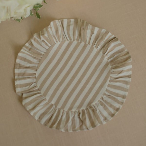 Wit-beige gestreept stoffen onderbord met ruches
