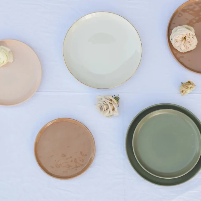 Vandaag (4 april) en morgen (5 april) ontvang je 15% korting op alle huuritems. Omdat wij de lancering van de nieuwe site vieren! En daar zijn we zo blij mee, dat we eenmalig een korting geven. Alle huuritems doen mee, dus dat zijn onder andere;  dinerborden, kandelaren, bestek, glaswerk, backdrops, lessenaars, tafeltjes, servetten, prieelen, onderborden en discoballen. En dan alles wat nog niet in dit rijtje staat, we hebben namelijk heel veel 😅 Even kijken op de site is altijd een goed idee! www.felinestyling.nl