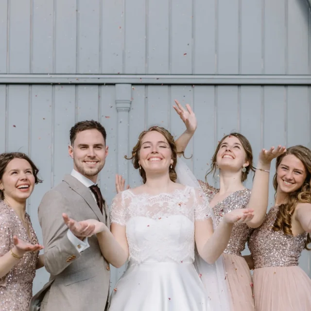 Het is nog heel even feest op de site. Met vandaag 10% korting op alle stoffen. En vrijdag en zaterdag 15% korting op alle huuritems. 💕 Dat komt bijna nooit voor, dus als je nog decoratie voor je bruiloft  feest of diner nodig hebt zal ik er zeker even je voordeel mee doen! 

Dat we nu wel een keer korting geven komt omdat de nieuwe site de lucht in is. En daar zijn we zo blij mee, dat we het groots vieren! Afgelopen maanden stond alles in het teken van schrijven, workflows uitdenken en beelden selecteren. Niemand minder dan @elivadonl heeft alles weten te bundelen en vormgeven tot een praktische en sfeervolle site. Als ik er even helemaal klaar mee was, was zij degene die de moed er in hield en altijd klaar stond voor mijn honderden vragen! Dus bij deze even een shout out naar Eline van @elivadonl echt een aanrader!