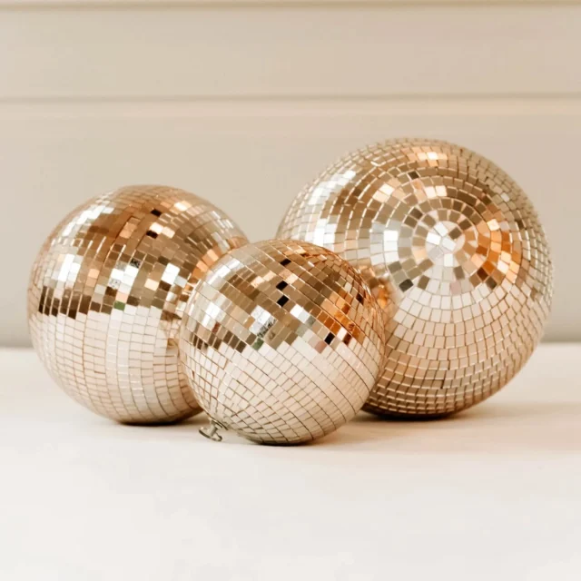 NEW! Naast zilver verhuren we nu ook roze en gouden discoballen! Hoe tof is het om deze kleuren met elkaar te mixen! 🤩

Ze gaan per set met daarin verschillende maten! Check de site voor prijzen en beschikbaarheid: www.felinestyling.nl 

Foto's @noortjevanderkraan_fotografie