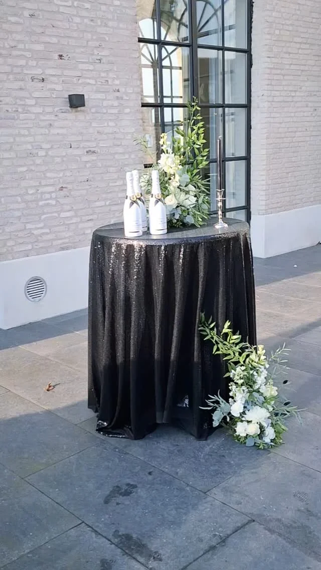 Had je onze nieuwste statafelkleden al gespot? Zwart glitter, voor de sjieke en gedurfde bruiloft! Zal jij het aandurven? Deze eye catcher op jouw dag? 

#felinestyling #felineverhuur